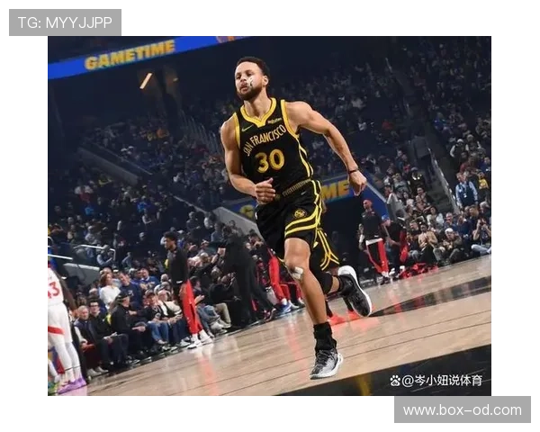 库里无球跑动拉开空间，三分效率领跑后卫