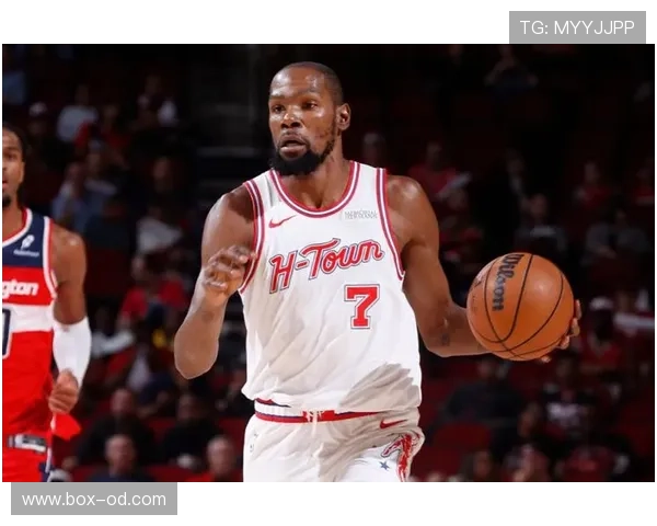 杜兰特凭借精准中投提升得分效率，拉开与字母哥关键对位差距